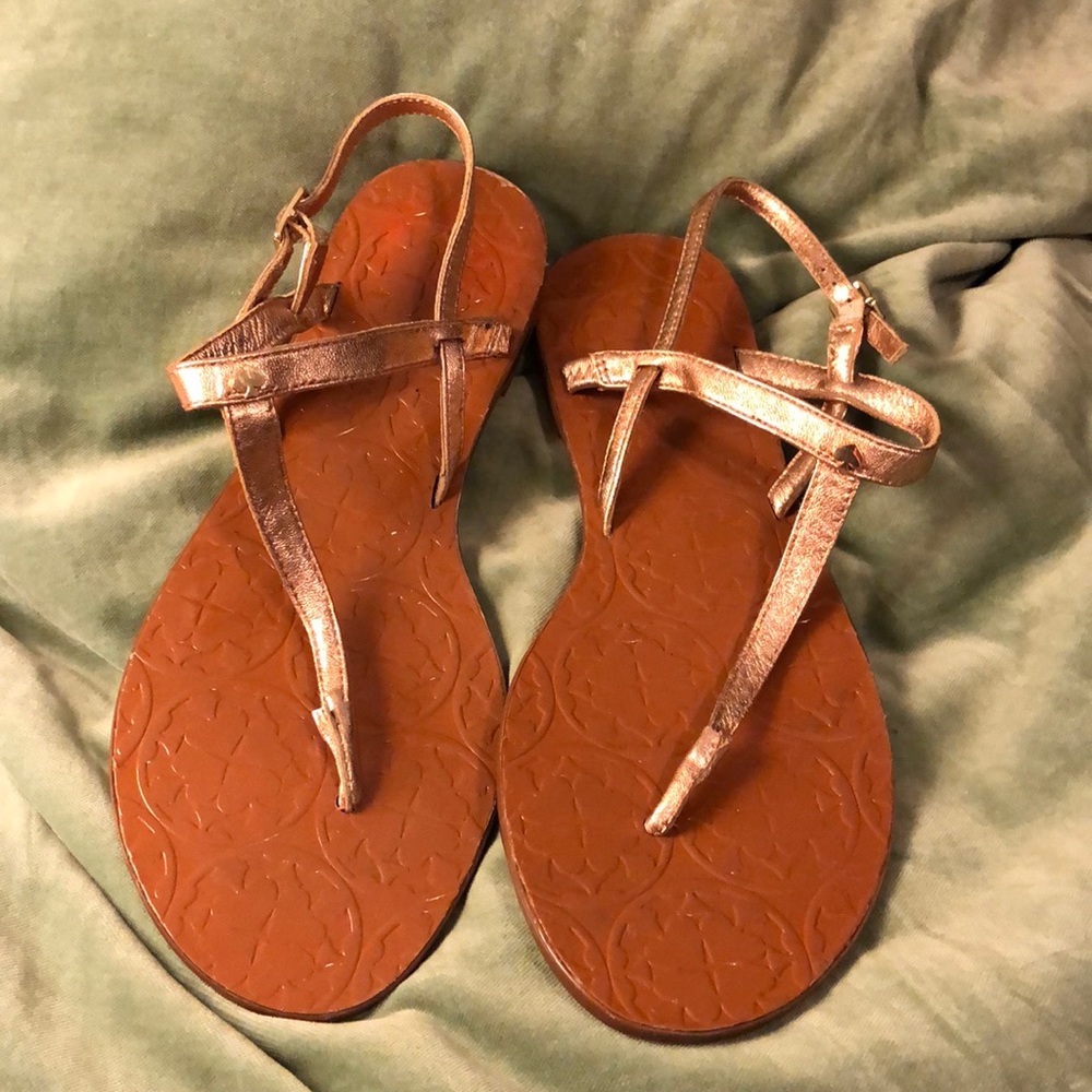Kate Spade leather gold flip flops size 8.5 ❤️